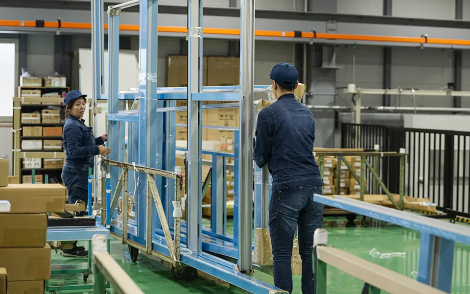 京都から世界へ。住宅用サッシ、ビル用サッシ、建築用製作金物等の加工、製造、販売ならウエダにお任せください。自社工場で高品質・短納期・オーダーメイドなものづくり。
