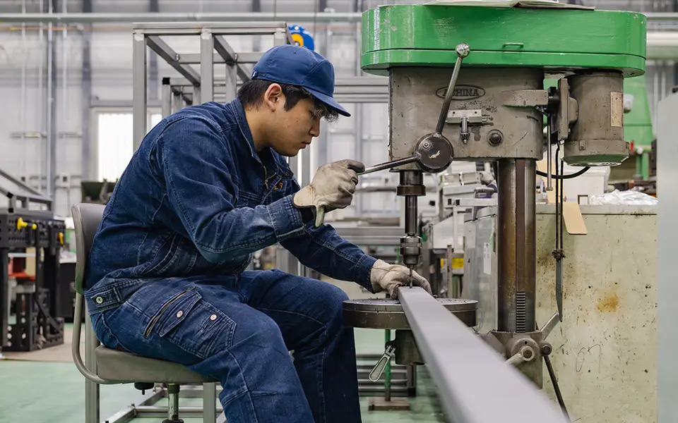 京都から世界へ。住宅用サッシ、ビル用サッシ、建築用製作金物等の加工、製造、販売ならウエダにお任せください。自社工場で高品質・短納期・オーダーメイドなものづくり。