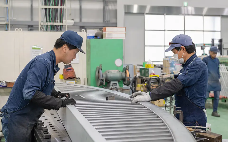 京都から世界へ。住宅用サッシ、ビル用サッシ、建築用製作金物等の加工、製造、販売ならウエダにお任せください。自社工場で高品質・短納期・オーダーメイドなものづくり。