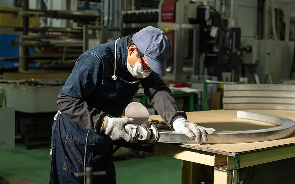 京都から世界へ。住宅用サッシ、ビル用サッシ、建築用製作金物等の加工、製造、販売ならウエダにお任せください。自社工場で高品質・短納期・オーダーメイドなものづくり。