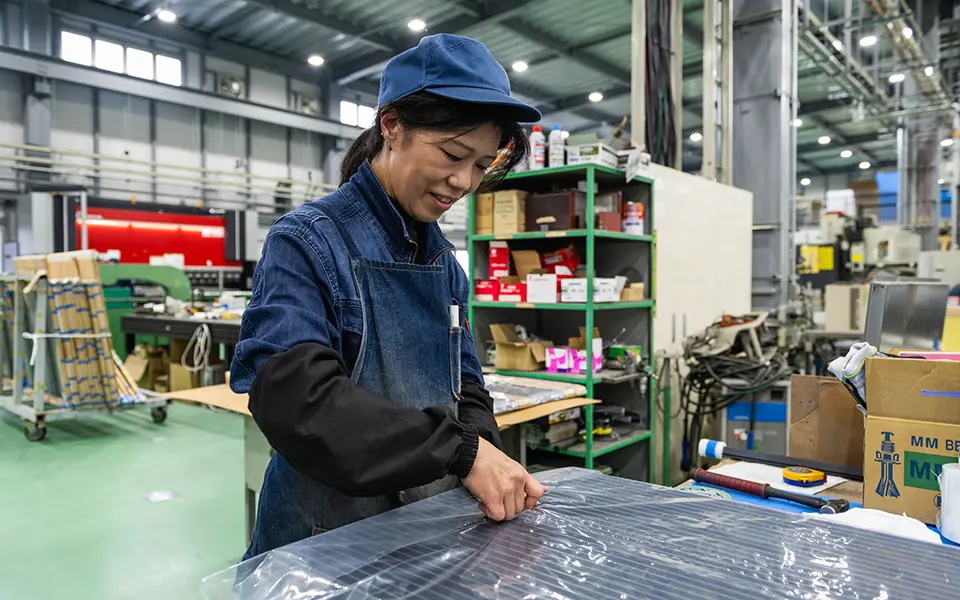 京都から世界へ。住宅用サッシ、ビル用サッシ、建築用製作金物等の加工、製造、販売ならウエダにお任せください。自社工場で高品質・短納期・オーダーメイドなものづくり。