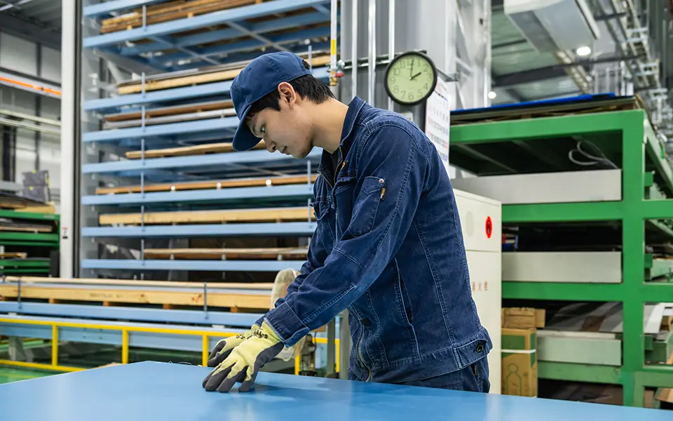 京都から世界へ。住宅用サッシ、ビル用サッシ、建築用製作金物等の加工、製造、販売ならウエダにお任せください。自社工場で高品質・短納期・オーダーメイドなものづくり。