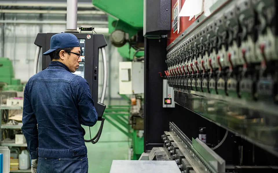 京都から世界へ。住宅用サッシ、ビル用サッシ、建築用製作金物等の加工、製造、販売ならウエダにお任せください。自社工場で高品質・短納期・オーダーメイドなものづくり。